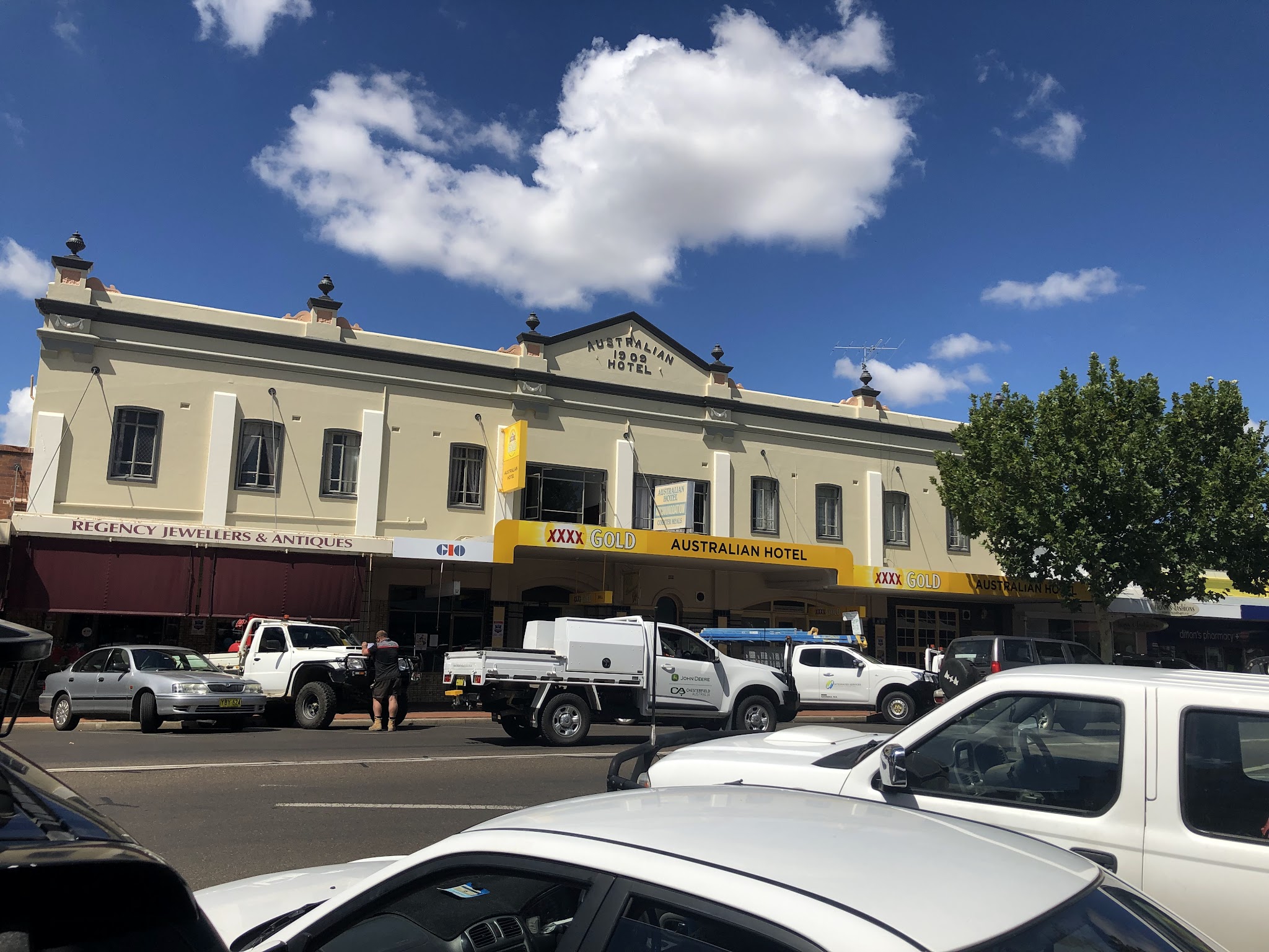 The Australian Hotel on Byron Street, Inverell, with a tow truck at the kerb
